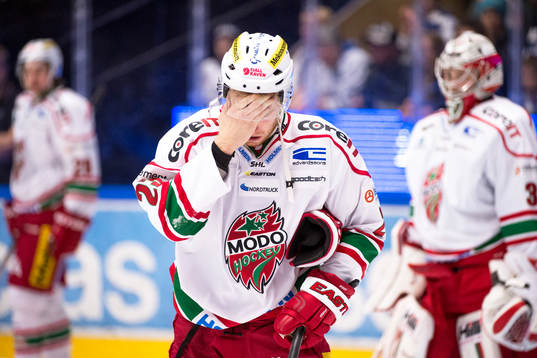 Modos Joonas Nättinen tar sig om ansiktet