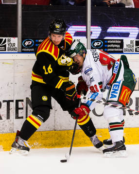 Brynäs Oscar Eklund i kamp om pucken med Frölundas
