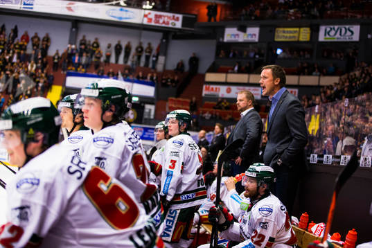 Frölundas tränare Roger Rönnberg reagerar