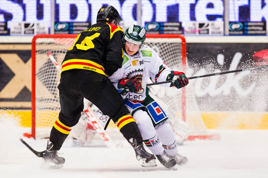 Brynäs Oscar Eklund tacklas av Frölundas Artturi Lehkonen