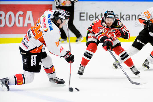 Karlskronas Jonathan Pudas skjuter mot täckande Malmö