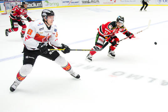 Karlskronas Emil Larsson jagas av Malmö Redhawks Joey