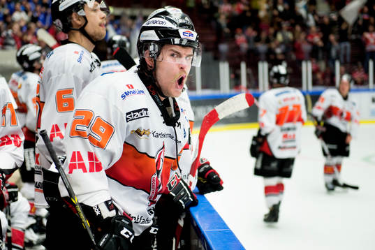 Karlskronas Alexander Wiklund reagerar