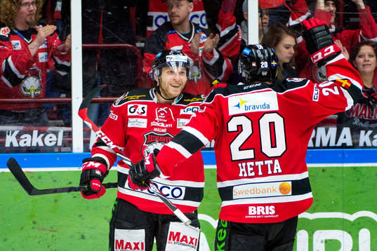 Malmö Redhawks Frederik Storm (tv) firas av Henrik Hetta