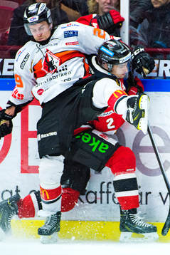 Malmö Redhawks Nils Andersson tacklas av Karlskronas