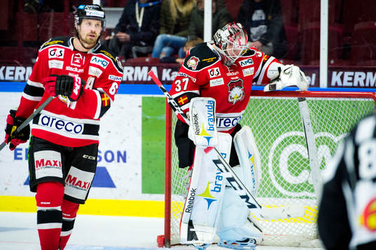 Malmö Redhawks Stefan Warg deppar med målvakt Jonas