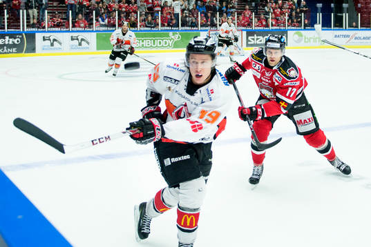 Malmö Redhawks Mathias Tjärnqvist jagar Karlskronas