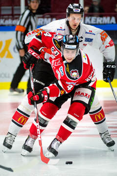 Malmö Redhawks Nils Bergström jagas av Karlskronas Tom