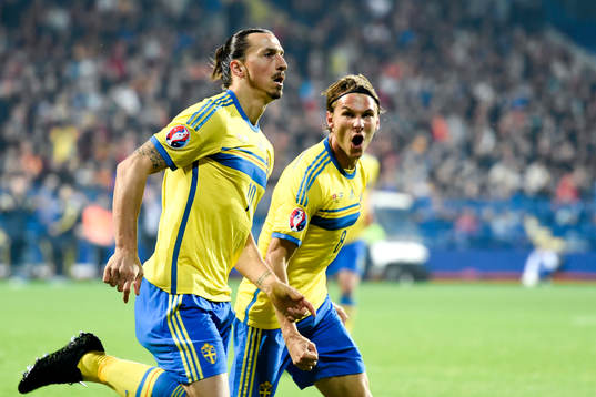 Sveriges Zlatan Ibrahimovic och Albin Ekdal  jublar