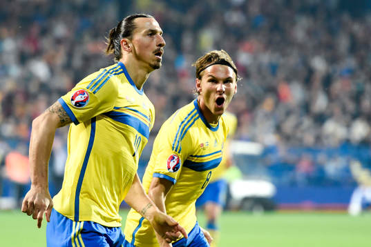 Sveriges Zlatan Ibrahimovic och Albin Ekdal  jublar