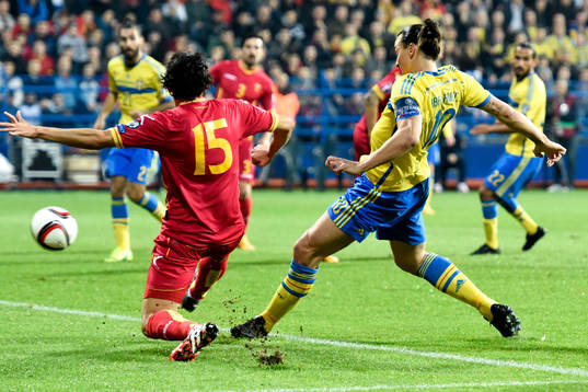 Sveriges Zlatan Ibrahimovic gör 0-1