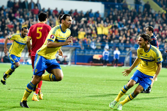 Sveriges Zlatan Ibrahimovic och Albin Ekdal  jublar