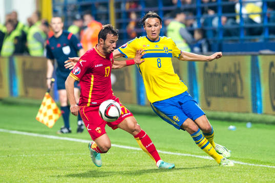 Montenegros Elsad Zverotic och Sveriges Albin Ekdal
