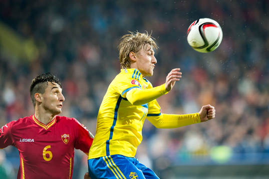 Montenegros Zarko Tomasevic och Sveriges Emil Forsberg