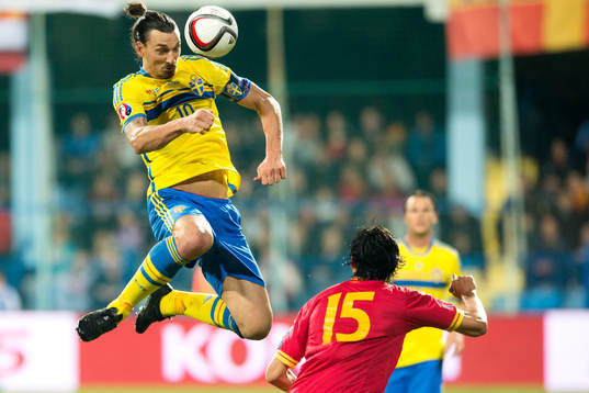 Sveriges Zlatan Ibrahimovic och Montenegros Stefan Savic