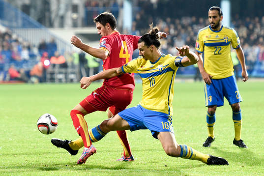 Montenegros Nikola Vukcevic och Sveriges Zlatan Ibrahimovic