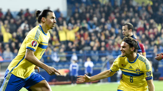 Sveriges Zlatan Ibrahimovic och Albin Ekdal jublar