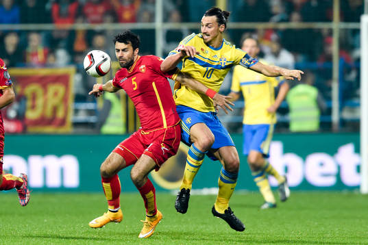 Montenegros Marko Basa och Sveriges Zlatan Ibrahimovic