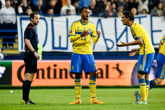 Sveriges Albin Ekdal och Isaac Kiese Thelin  protesterar