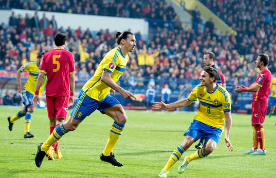 Sveriges Zlatan Ibrahimovic jublar med Albin Ekdal