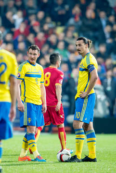 Sveriges Zlatan Ibrahimovic och Kim Källström vid frispark
