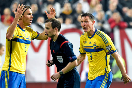 Sveriges Albin Ekdal och Kim Källström protesterar hos