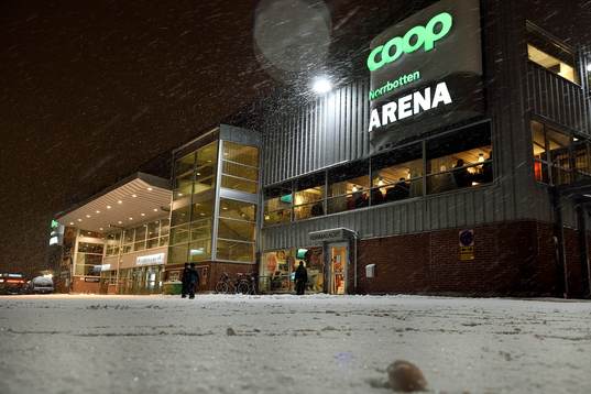 Snö faller utanför Coop Norrbotten Arena