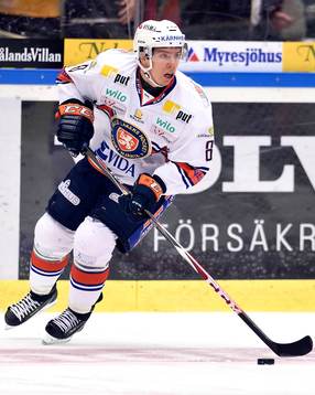 Växjös Ville Varakas med pucken