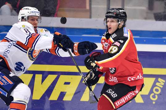 Växjös Ville Varakas i kamp om pucken med Luleås Daniel