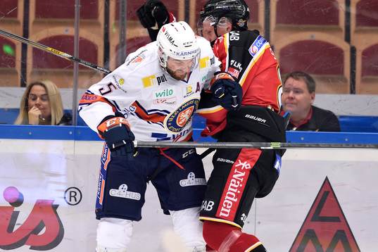 Växjös Noah Welch tacklar Luleås Per Savilahti-Nagander