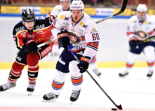 Växjös Erik Josefsson med pucken