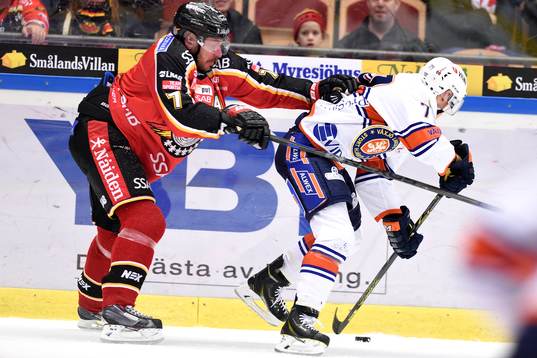 Luleås Jan Sandström i kamp om pucken med Växjös Tomi
