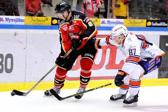 Luleås Per Savilahti-Nagander i kamp om pucken med