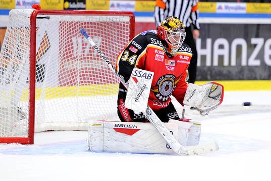 Luleås målvakt Joel Lassinantti räddar ett skott