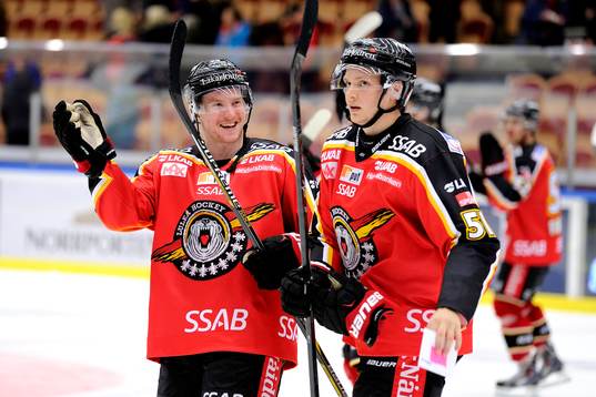 Luleås Marcus Fagerudd(v) och Kristian Näkyvä(h)  tackar