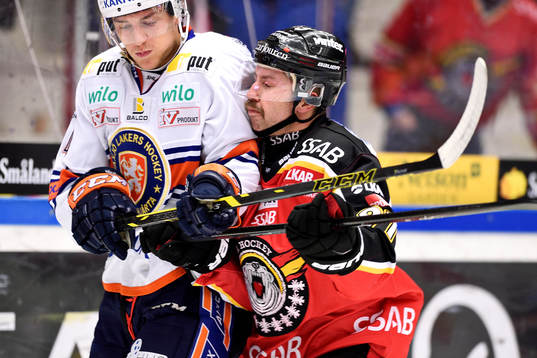 Luleås Per Ledin tacklar Växjös Eric Martinsson