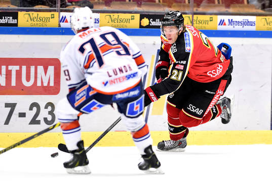 Luleås Emil Sylvegård med pucken