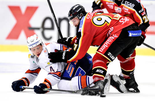 Växjös Nicklas Lundgren och Luleås Per Ledin i kamp om