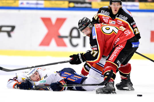 Växjös Nicklas Lundgren och Luleås Per Ledin i kamp om