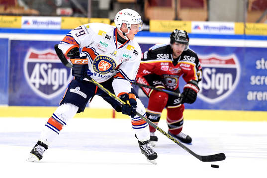 Växjös Patrik Lundh med pucken