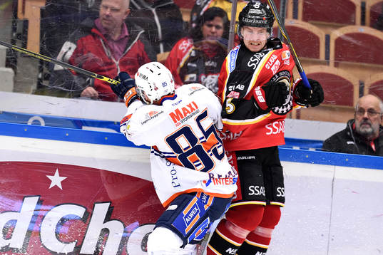 Växjös Liam Reddox tacklar Luleås Marcus Fagerudd