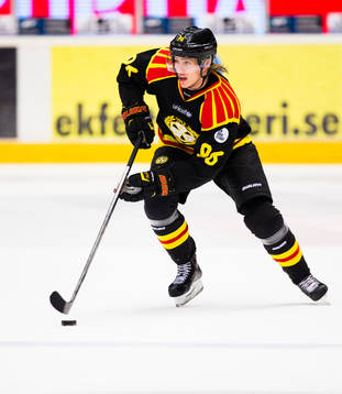 Brynäs Oskar Lindblom med pucken