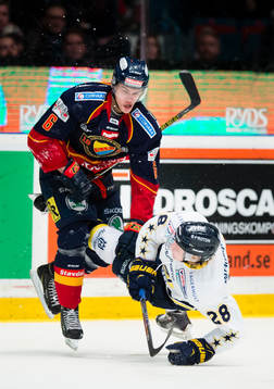 s Anton Bengtsson faller i en duell med Djurgårdens