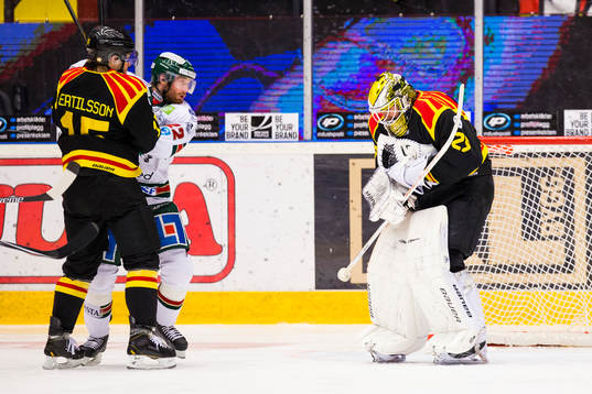 Brynäs Simon Bertilsson och Frölundas Robin Figren ser