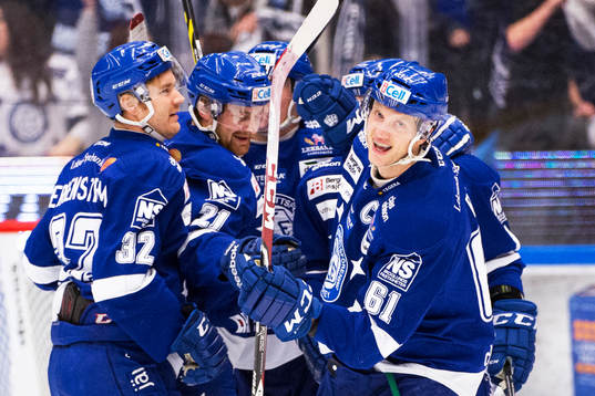 Leksands Johan Ryno, till höger, jublar med lagkamraterna