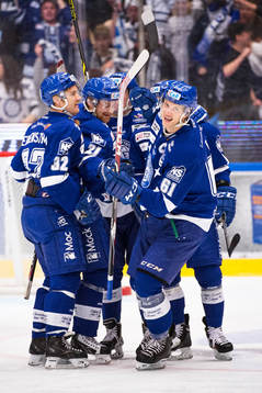 Leksands Johan Ryno, till höger, jublar med lagkamraterna