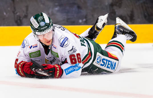 Frölundas Oscar Fantenberg ligger ner på isen