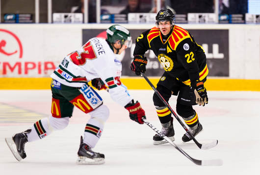 Brynäs Jörgen Sundqvist täcker skott från Frölundas