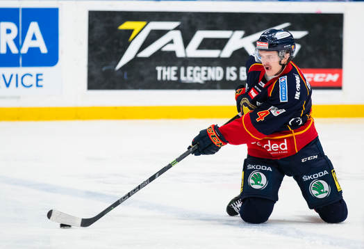 Djurgårdens Marcus Högström står på knä på isen