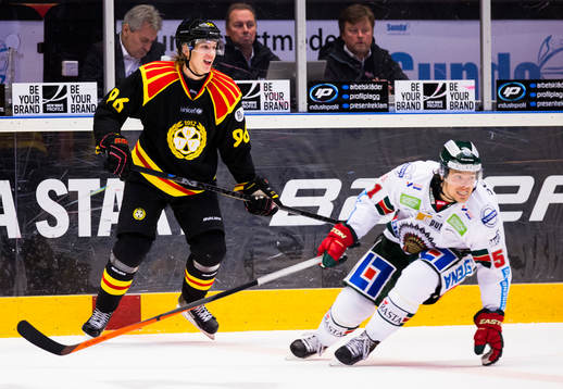 Brynäs Oskar Lindblom och Frölundas Mats Rosseli Olsen